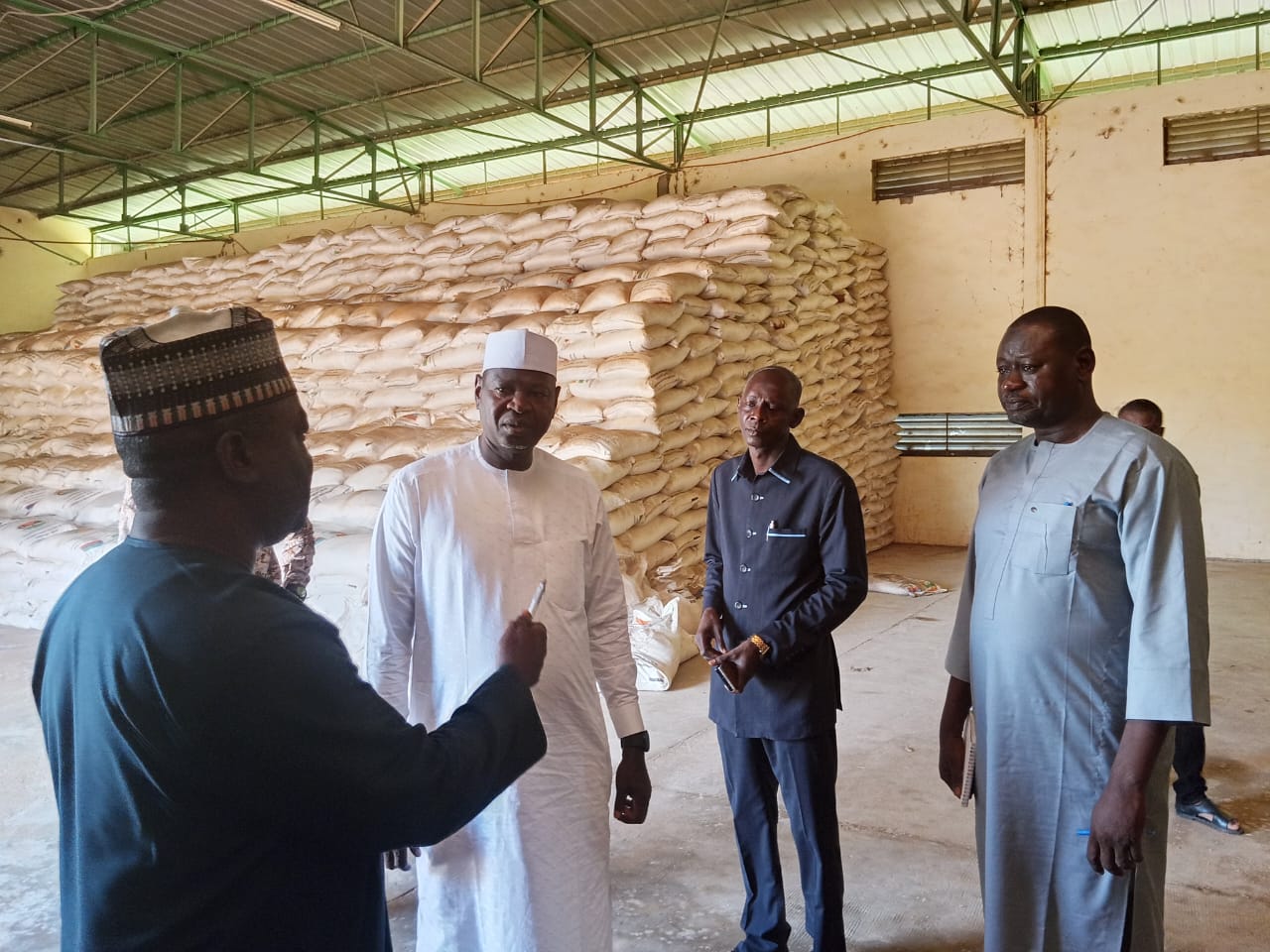 Intrants agricole: le Directeur général de la CAIMA visite les magasins de Maradi