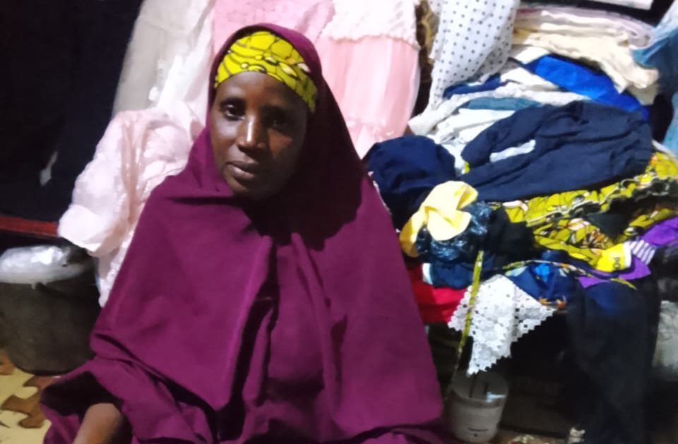 Maimouna, 22 ans de courage dans le commerce de friperie. Maimouna, 22 ans de courage dans le commerce de friperie.