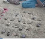 Le jeu de dames traditionnel ou « dara kodaggai » compte toujours des adeptes