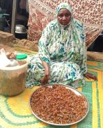 À Maradi, Saude Abdou fait de la vente de criquets sautés une source de revenus.